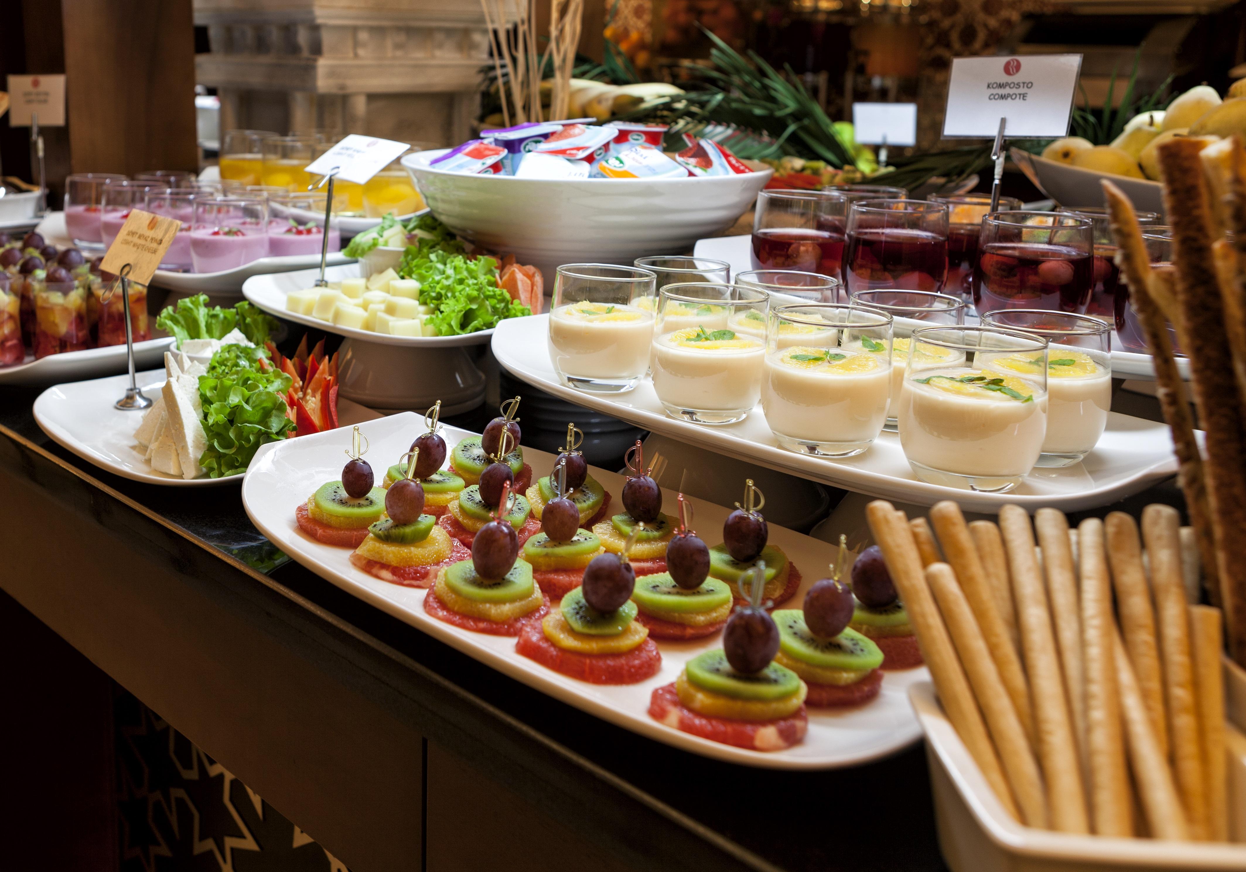 Отель Ramada Plaza By Wyndham Izmit Коджаэли Экстерьер фото A buffet at a hotel