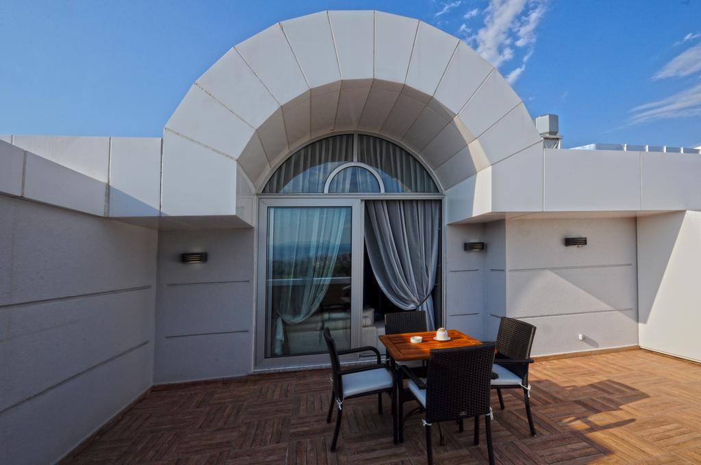 Отель Ramada Plaza By Wyndham Izmit Коджаэли Номер фото A terrace in a hotel