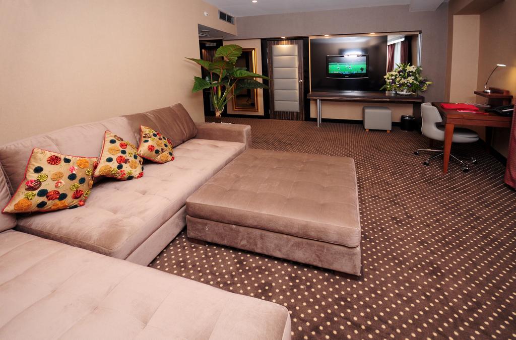 Отель Ramada Plaza By Wyndham Izmit Коджаэли Экстерьер фото A suite at the hotel