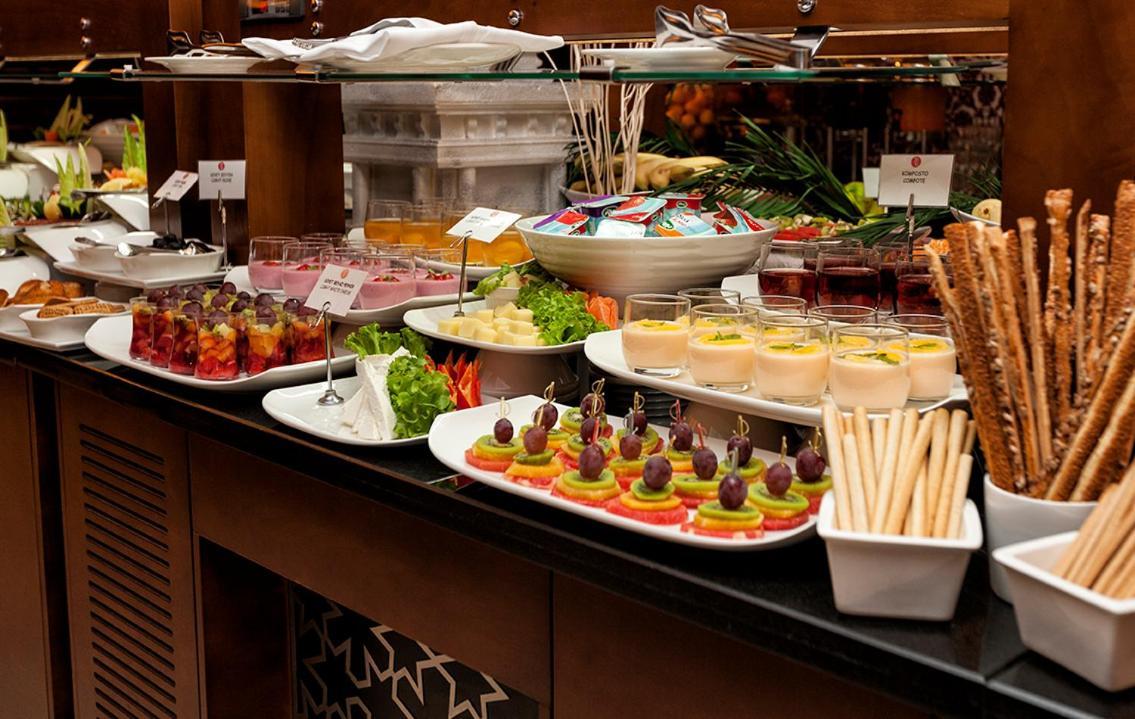 Отель Ramada Plaza By Wyndham Izmit Коджаэли Экстерьер фото A buffet